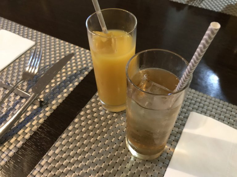 紙製のストローで提供されるウェルカムドリンク