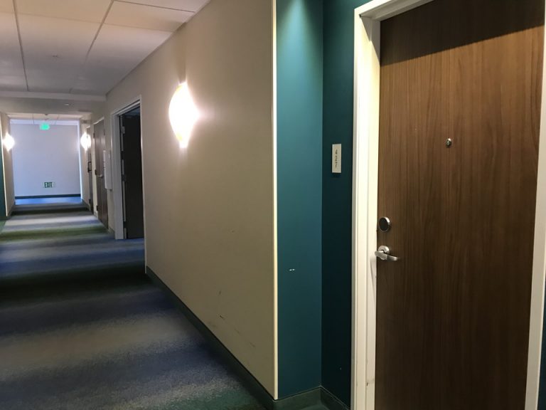 私たちが泊まった部屋はエレベーターの間隣でした