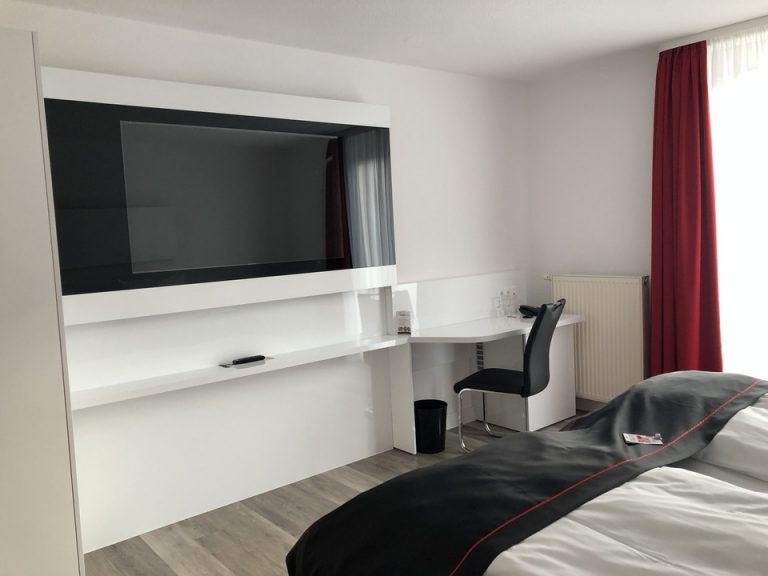 テレビ画面は大きく、ベットから見やすかったです。