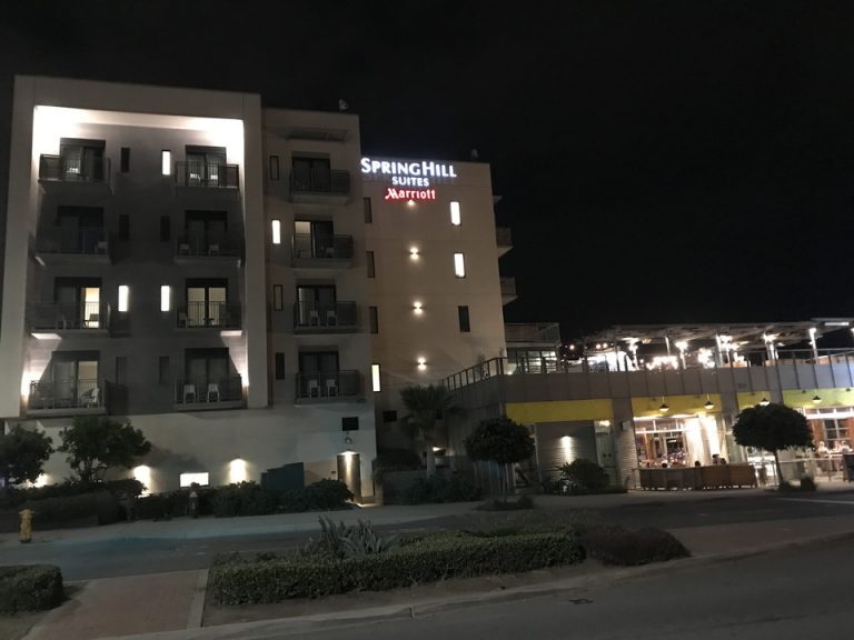 夜のホテル外観(1)