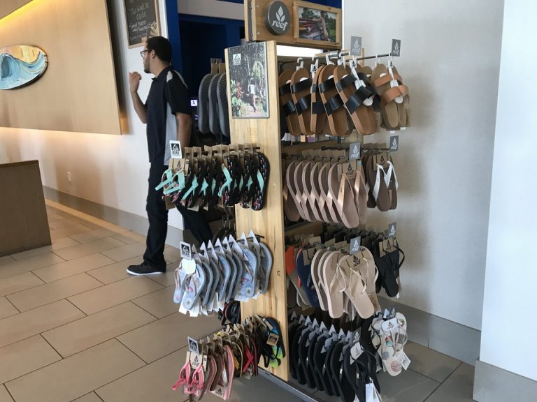 REEFのサンダルも売っていました。