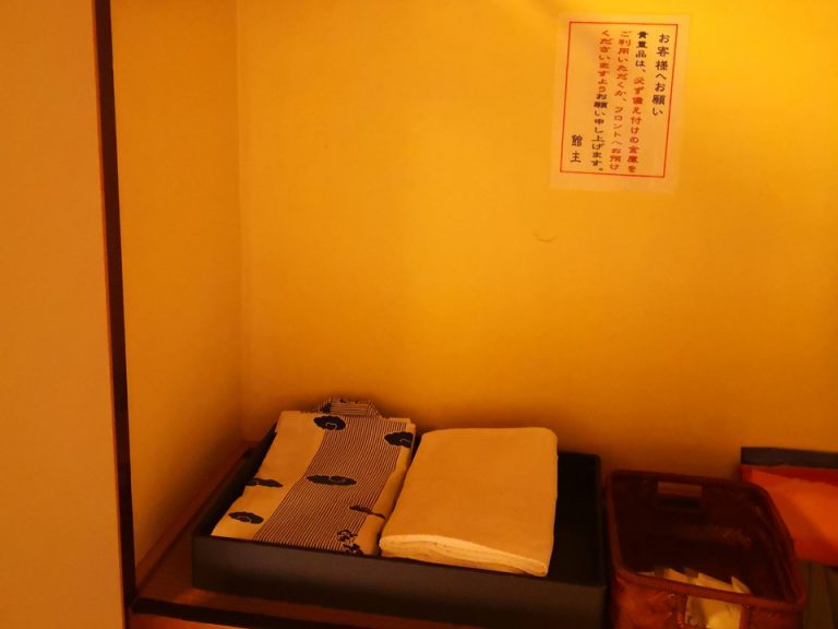 23_望雲_客室_クローゼット外観(開けた状態)