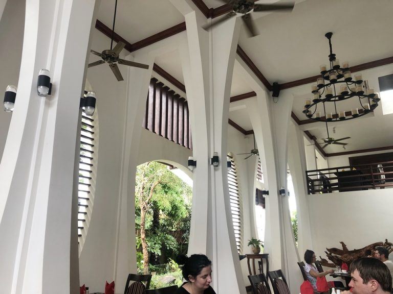 朝食会場全景。中庭にあります