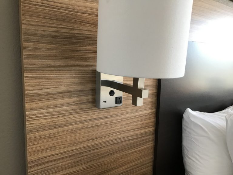 ベッドサイドにはUSBポートがついていて便利でした