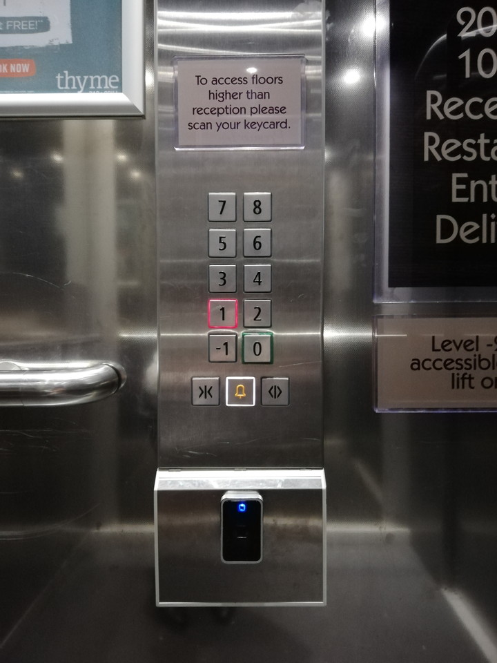 エレベータ内階数ボタン1