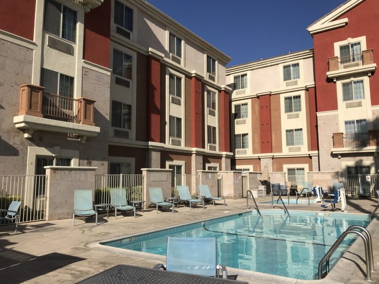 プールから見た客室