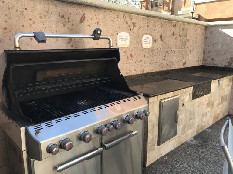 プールにはグリルもありました