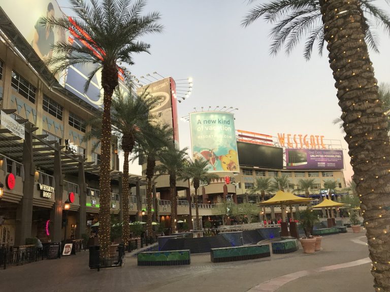 バーやレストランが入っていました。