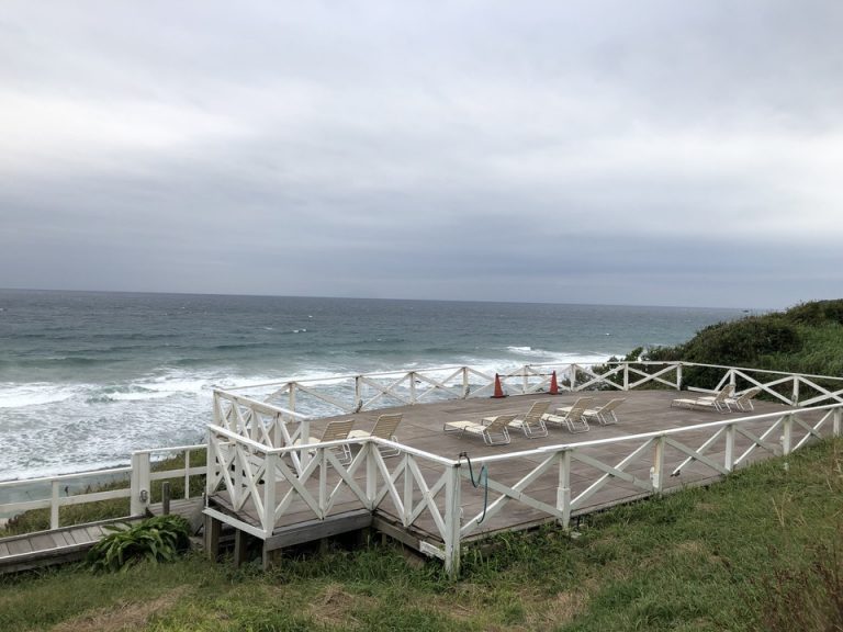 ビーチの前のテラスは素敵ですが台風来てましたので波が荒いです。