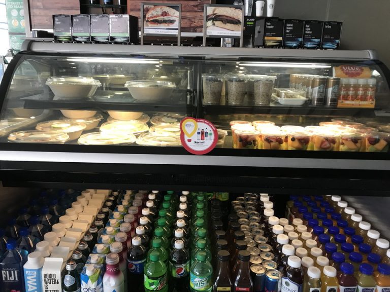 1階のカフェにはワインやフルーツサラダ等の販売もありました