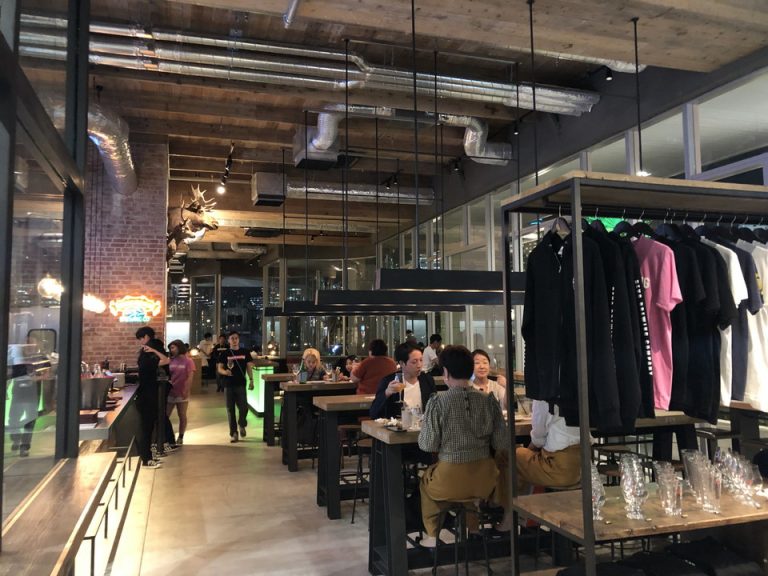 入り口からの様子 左側にビール工場がありました