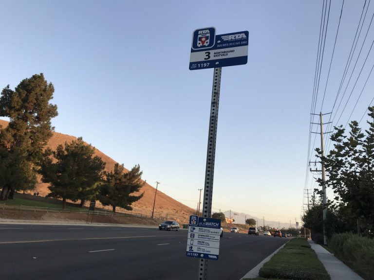 ホテル前にはバス停がありました