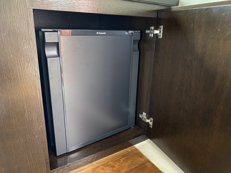 冷蔵庫(閉じた状態)