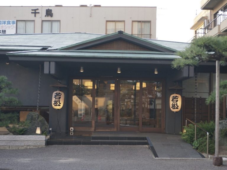 宿のエントランス