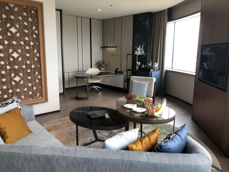 客室全体(デスク方向)