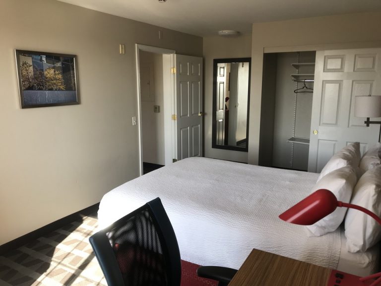 ベッドルーム窓側から入り口にかけて