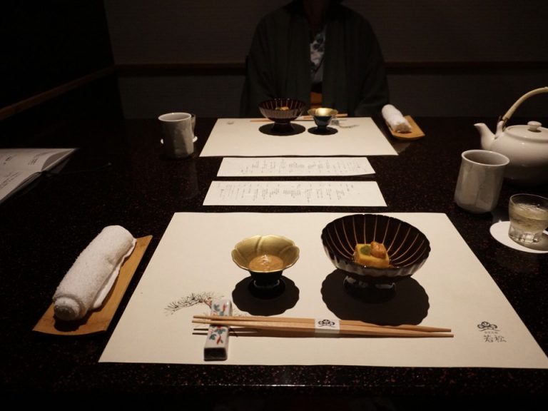 先付けの胡麻豆腐とイカの塩辛