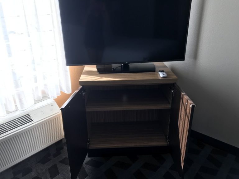 寝室TV下にも収納スペースがありました