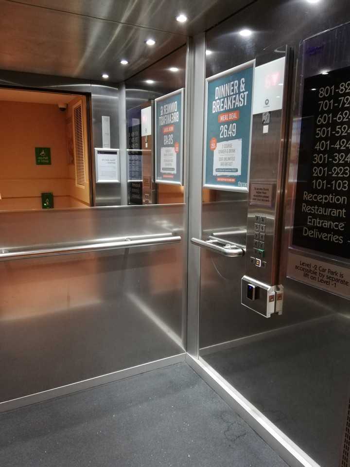 エレベータ内観1