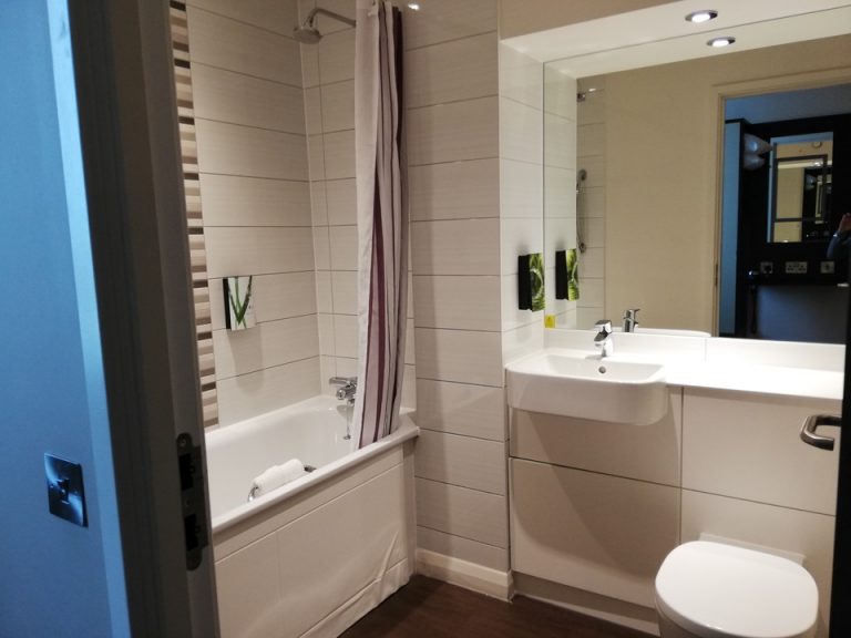 バスルーム入口から全体1