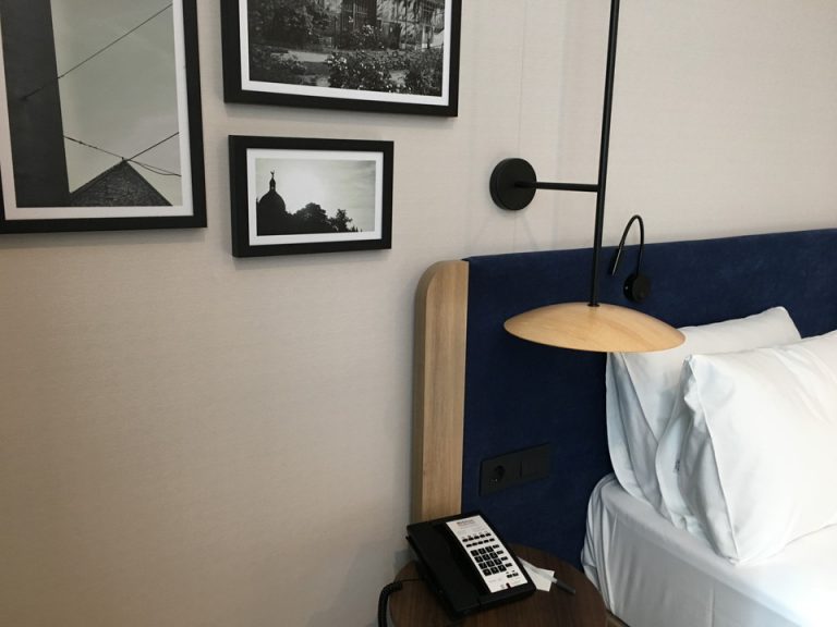 ベッド脇デスク・電話