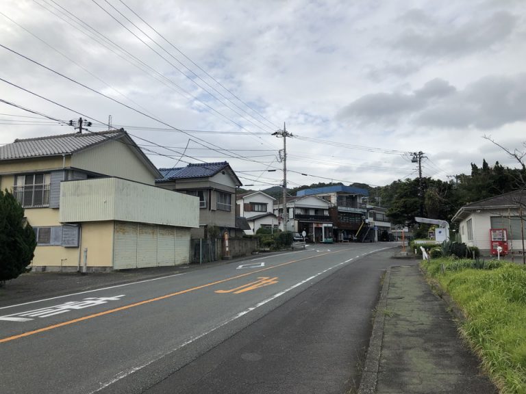 ホテル最寄りのバス停留所付近の様子