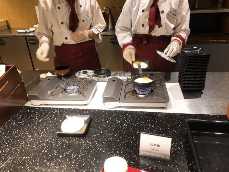 オープンキッチンでは目玉焼き