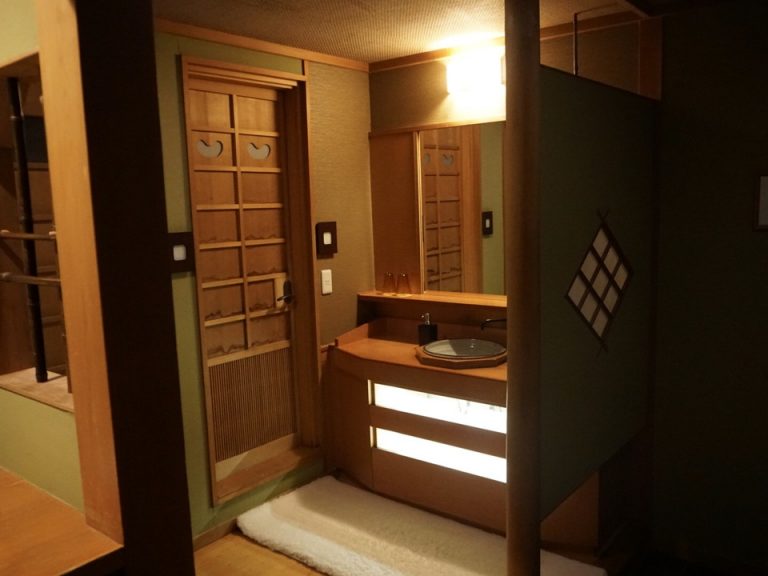 洗面スペース横にはシャワー室