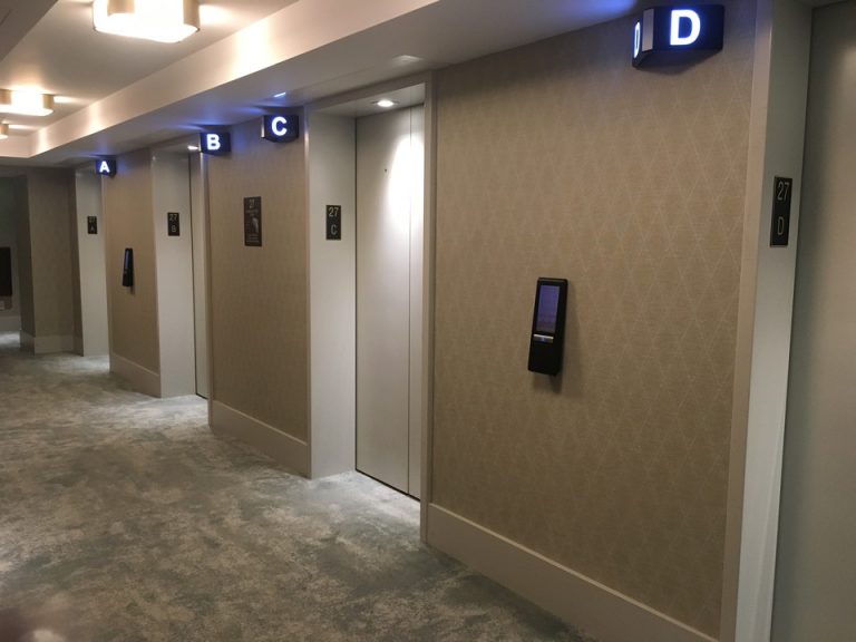 客室フロアのエレベーターホール