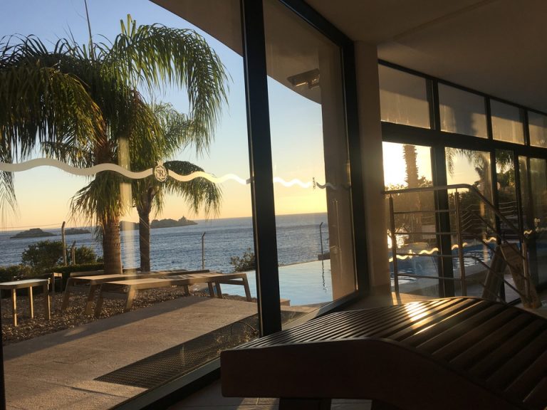 屋内プールサイド(ROYAL PRINCE HOTEL内)