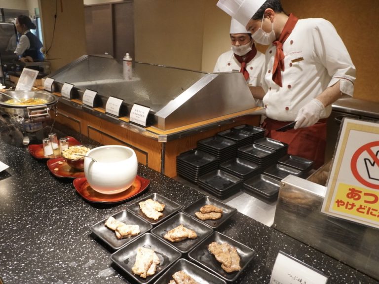 オープンキッチンではステーキ