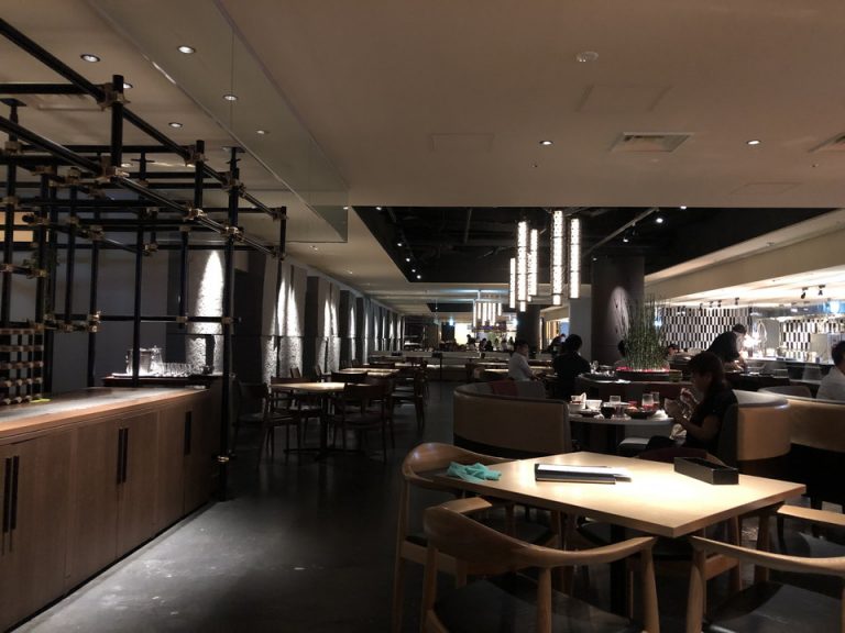 夜遅い時間にご飯たべました 店内の様子