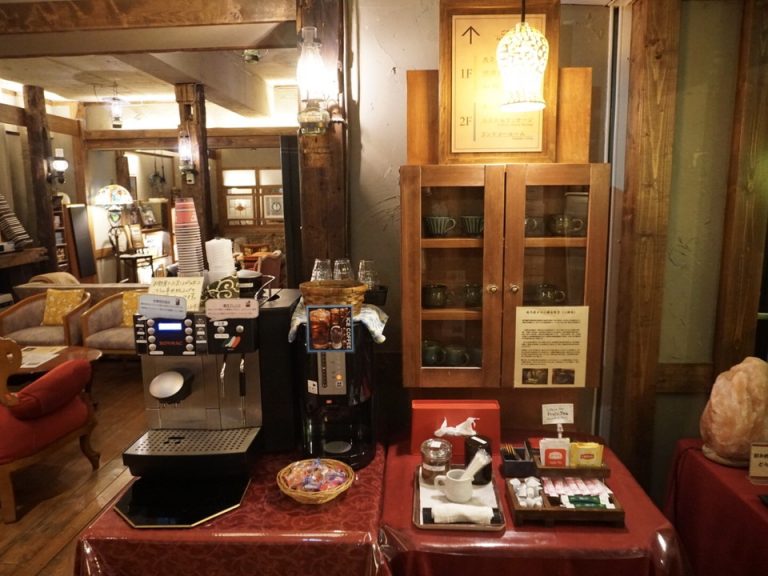 光ラウンジには無料のカフェスペースが