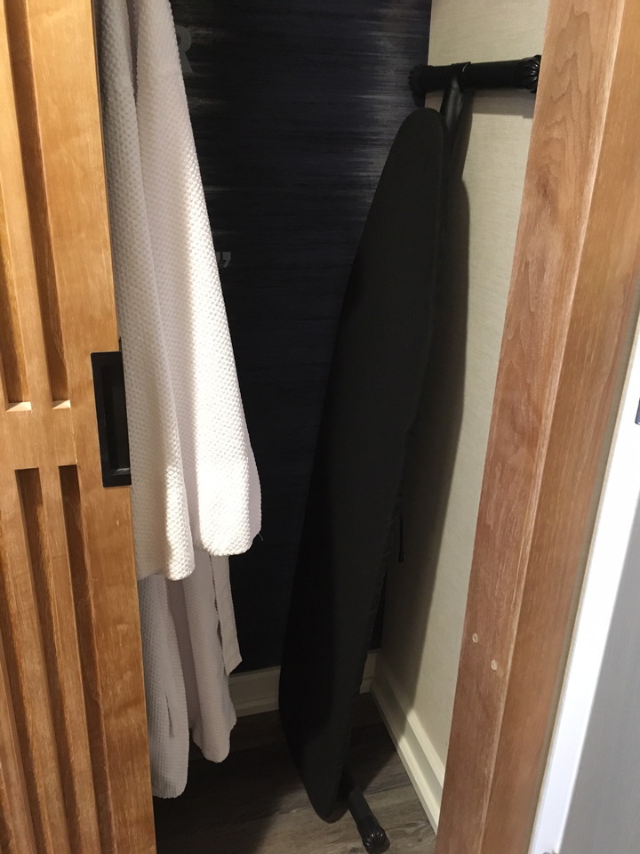 クローゼット外観 (2)