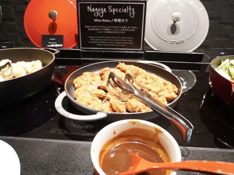 名古屋名物味噌カツも