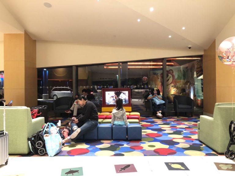 ロビー(『トリ・ストーリー』の映画が観れる場所)_02