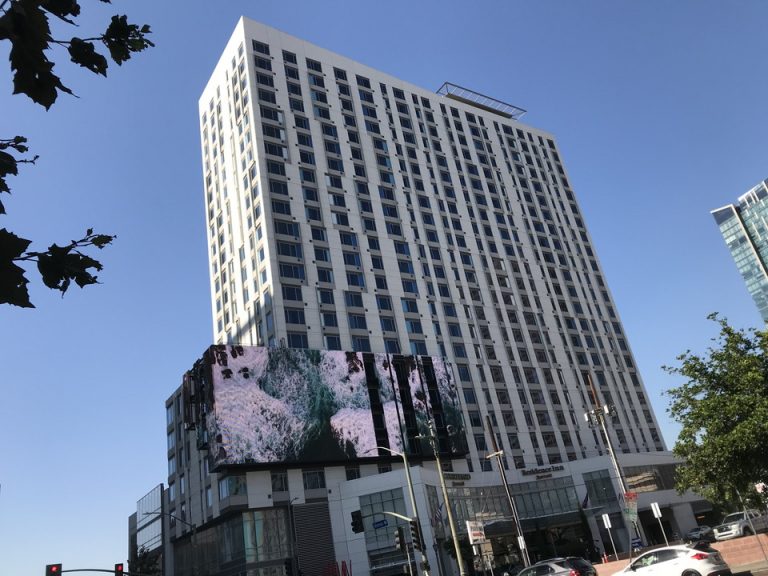 ステープルセンターから見たホテル