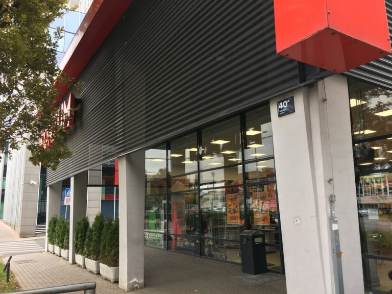 近くのスーパー