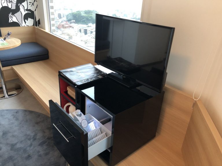 TVの下に冷蔵庫