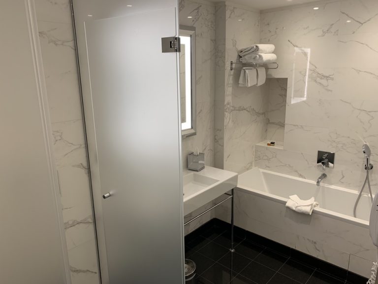 浴室入り口から