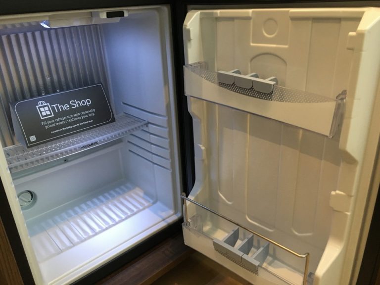 冷蔵庫(開いている状態)