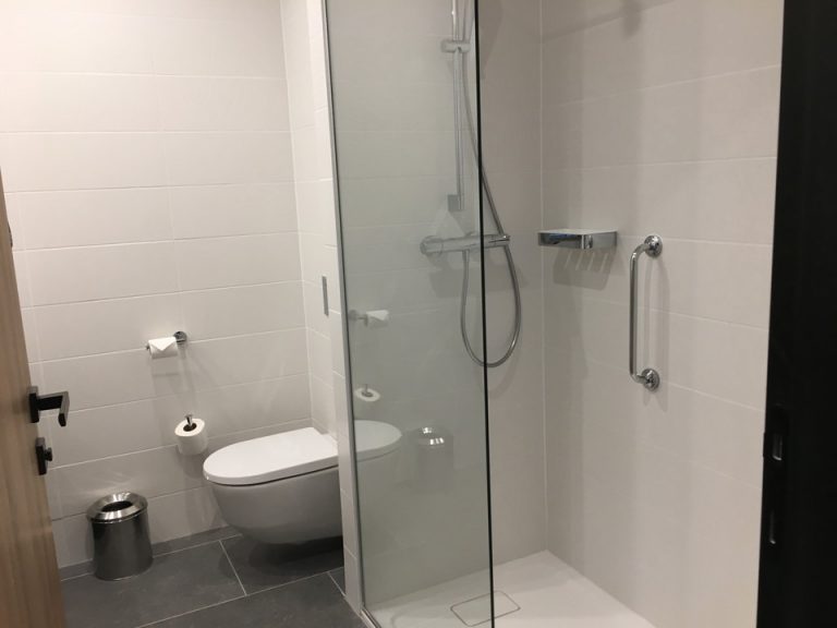 シャワールーム・トイレ全体(入り口から)(1)