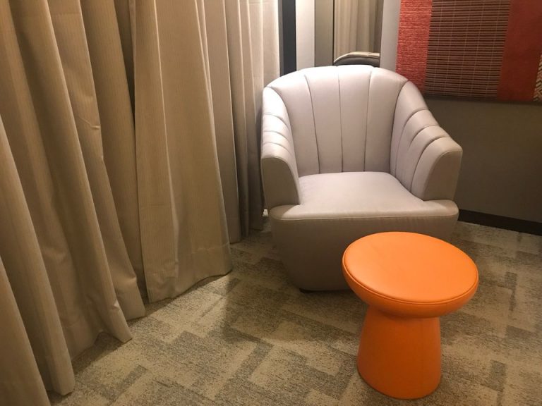 ミニテープルとソファー