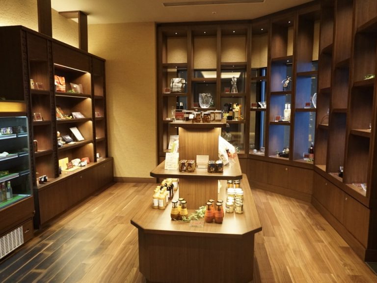 館内ショップは珍しい北海道土産が並びます