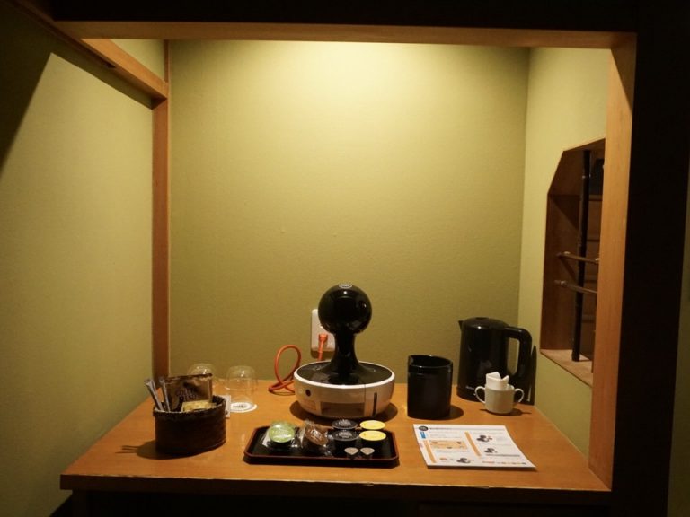 室内のカフェスペース