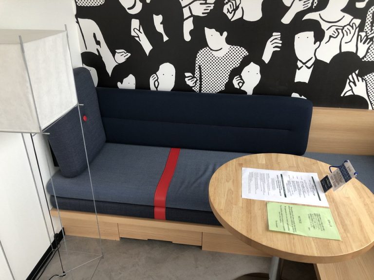 ソファとテーブル