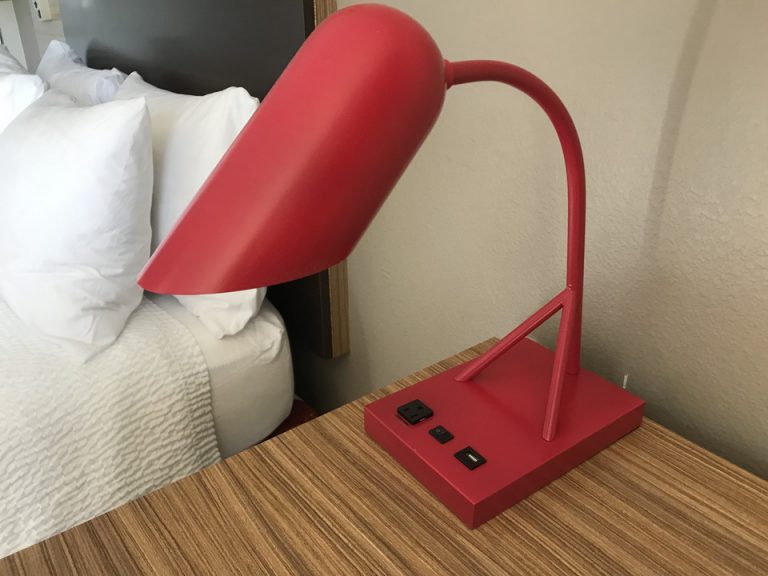 ベッドサイドライトにもUSBポートかついていました