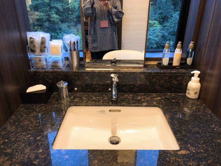 大浴場の洗面所は1つ1つが広々としています。