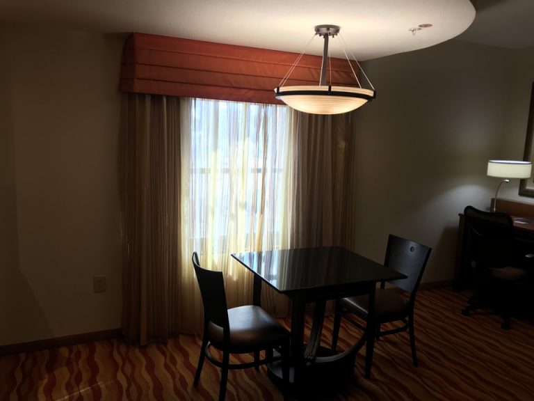 私はこのテーブルチェアが気にいって終日こちらでパソコンを開けていました