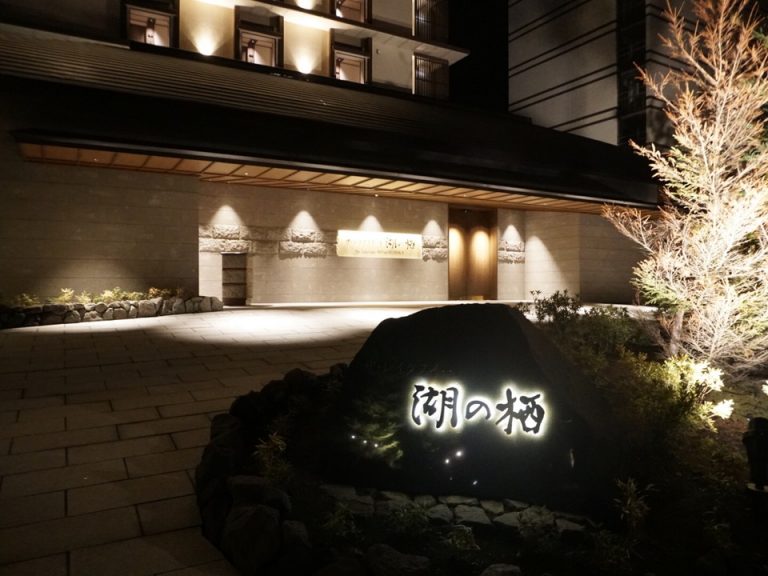 夜のエントランス